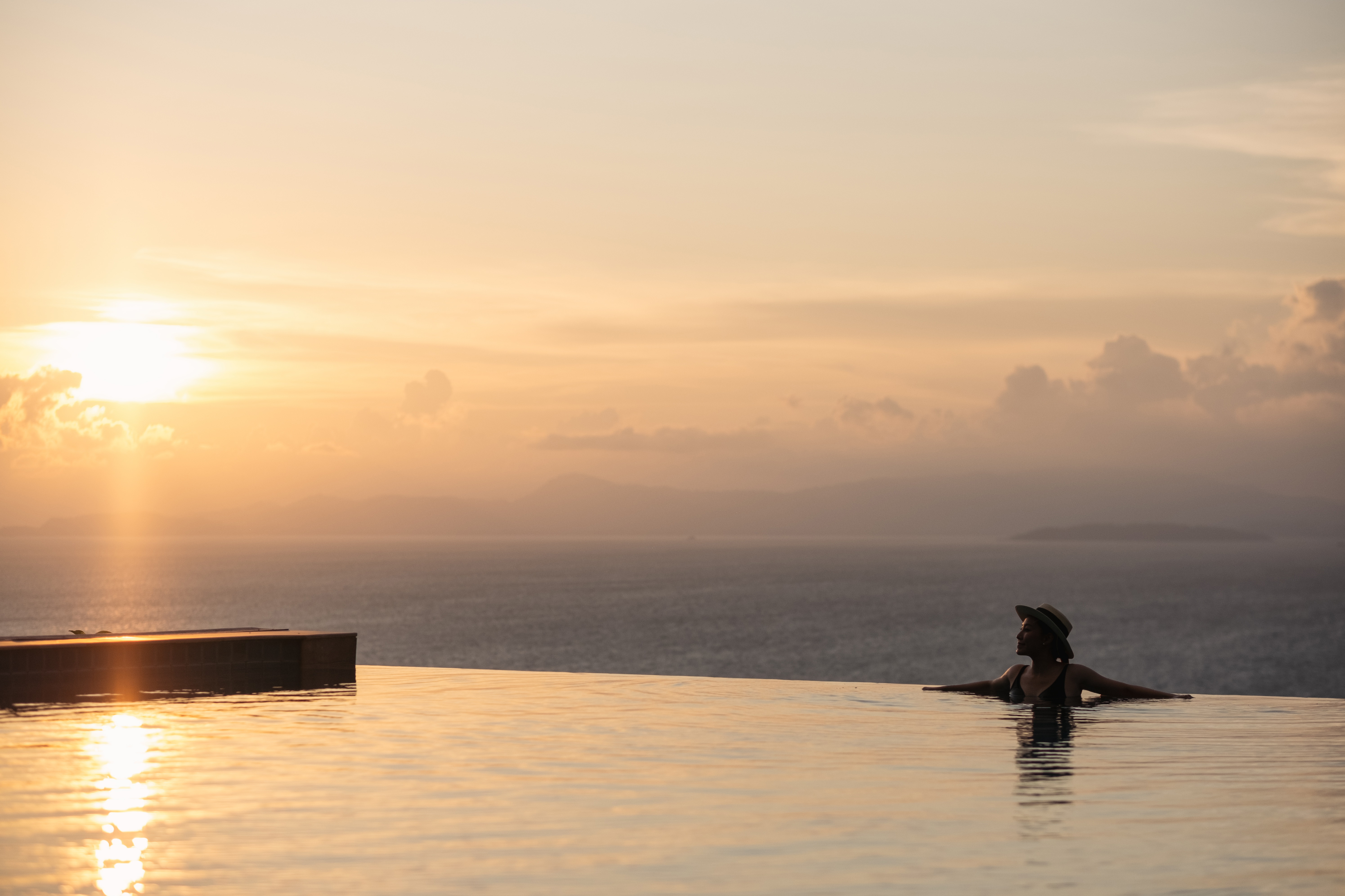 Infinity Pool mit Meerblick bei Sonnenuntergang auf Zypern